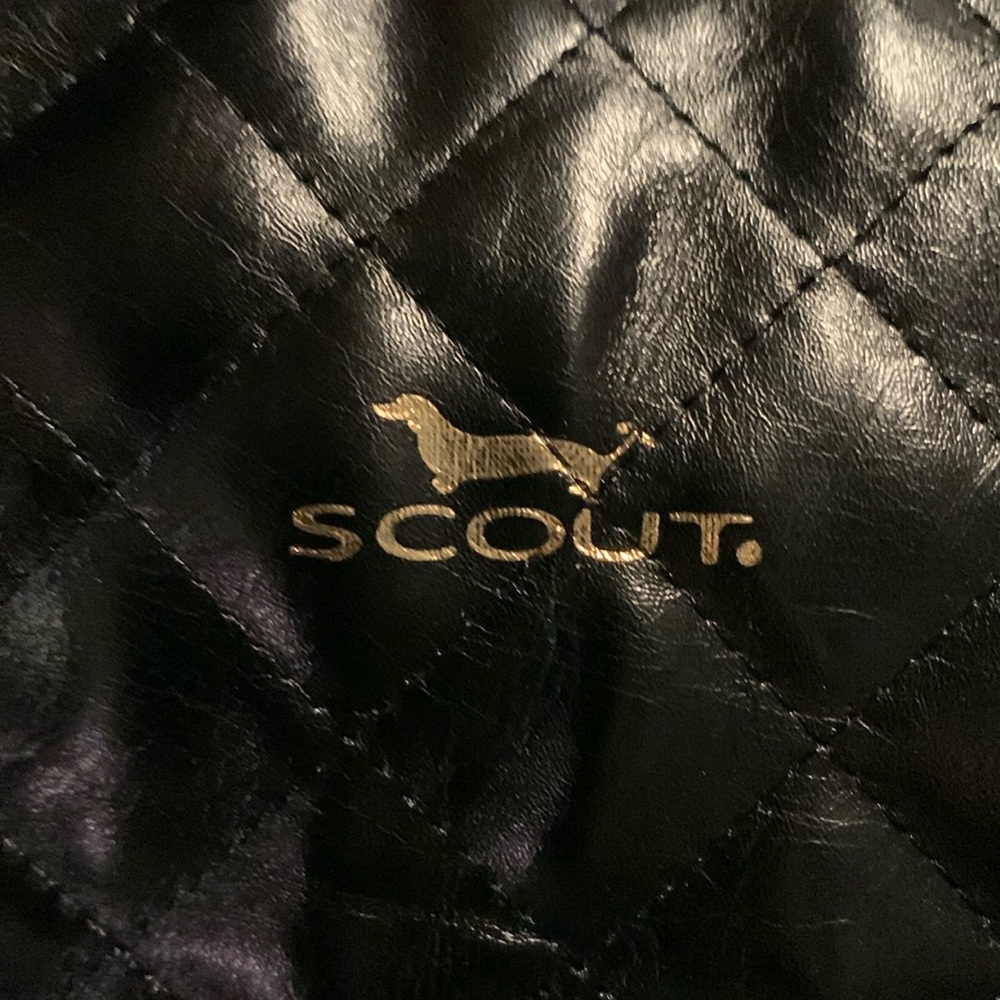 Scout tote black quilted with magnetic closure.